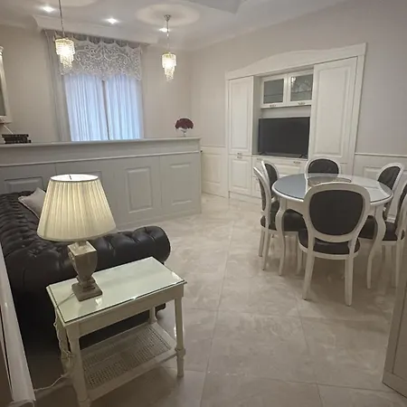 Essential Big House * Naples